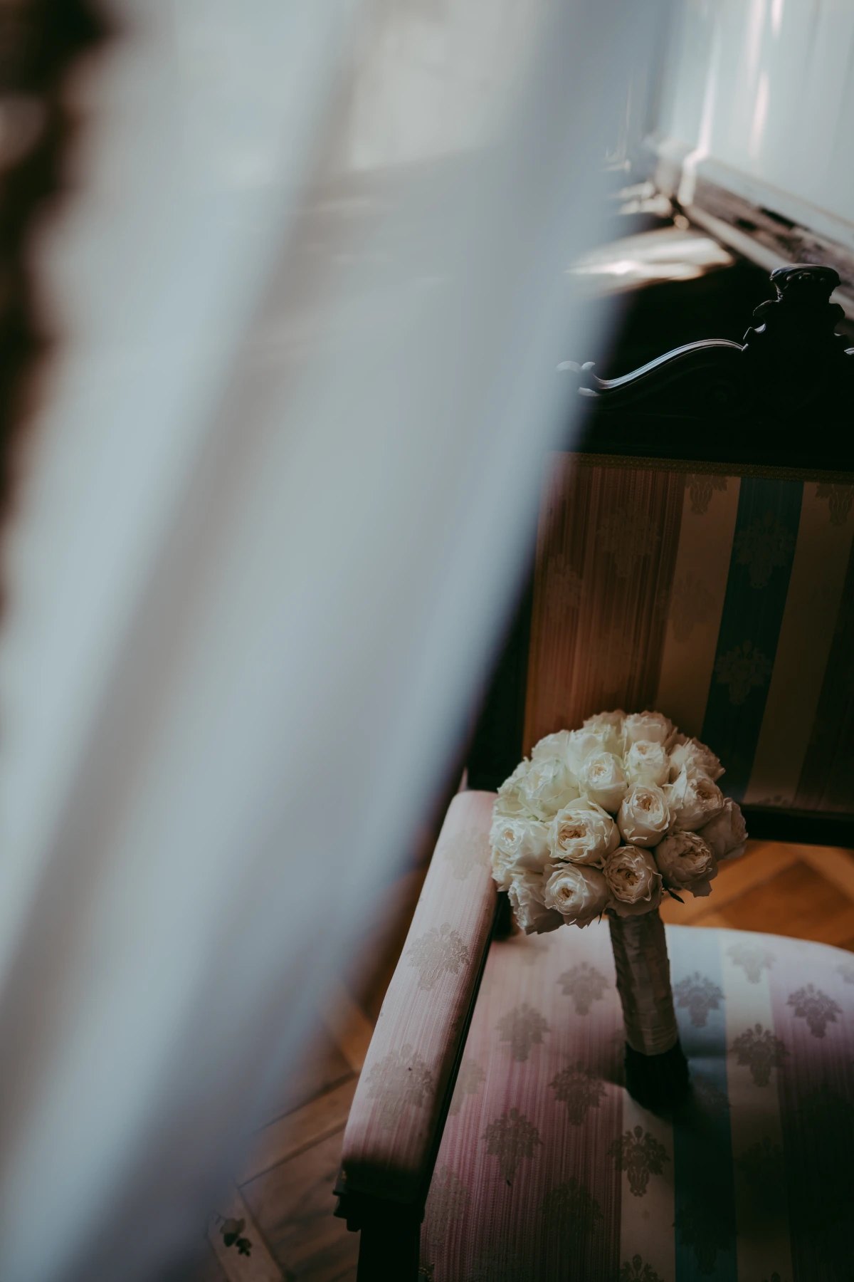 Bouquet di fiori su poltrona in luce soffusa — still life di Andrea Mortini