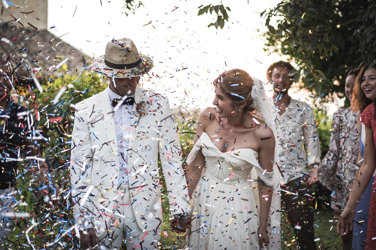 Sposi che festeggiano con coriandoli — fotografia di Andrea Mortini
