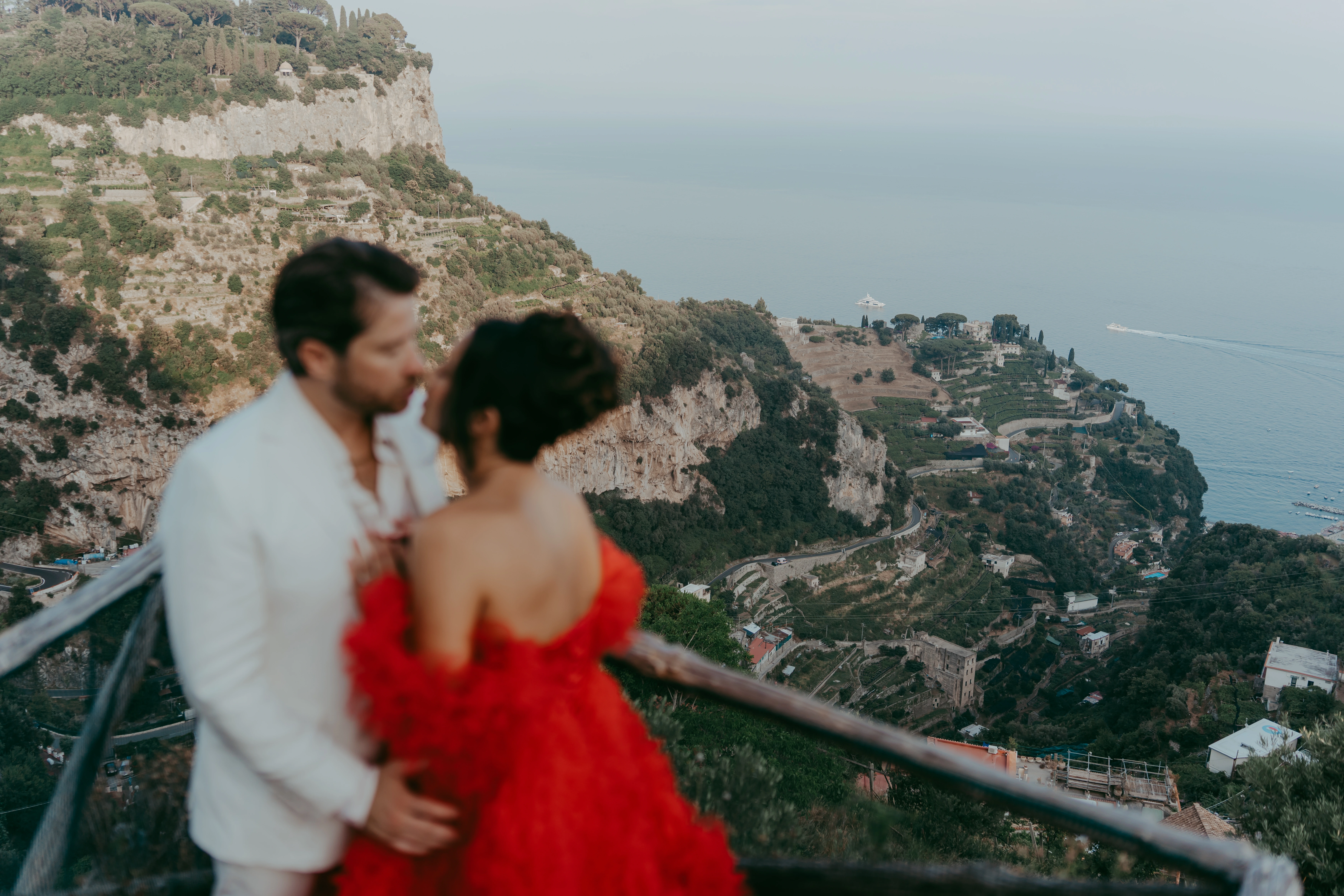 Sposi in Costiera Amalfitana con abito rosso vista dall'alto panorama
