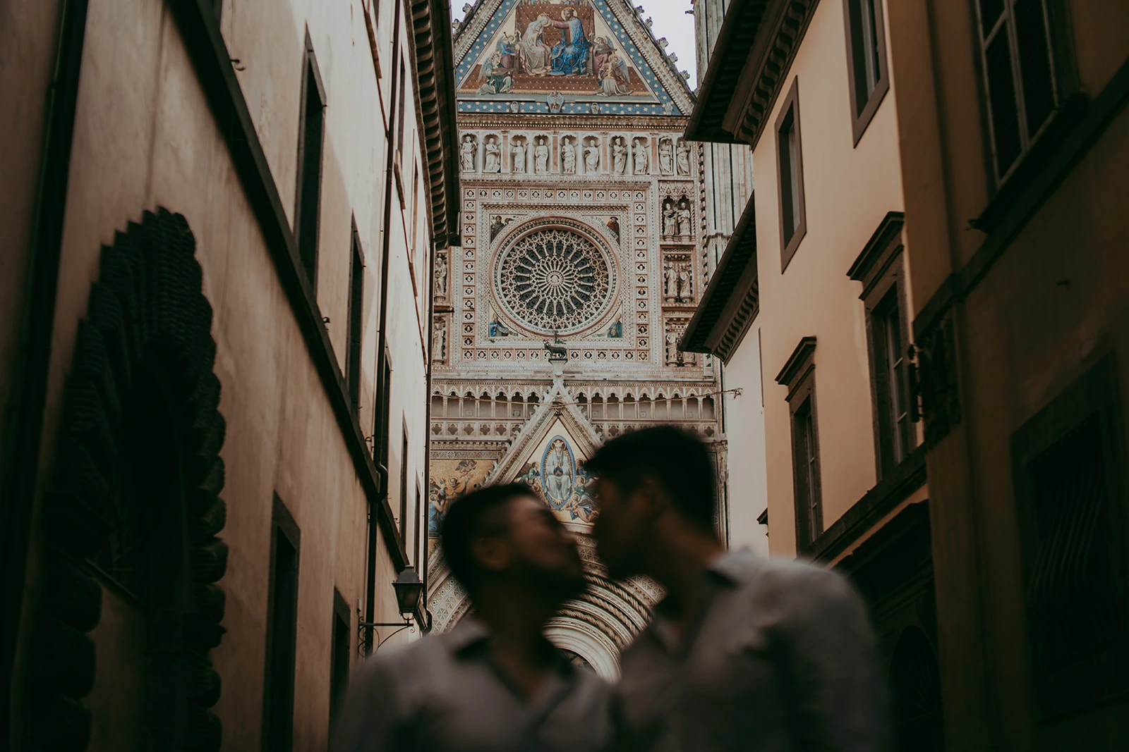 Fotografia matrimoniale creativa e narrativa tra le vie d'Italia