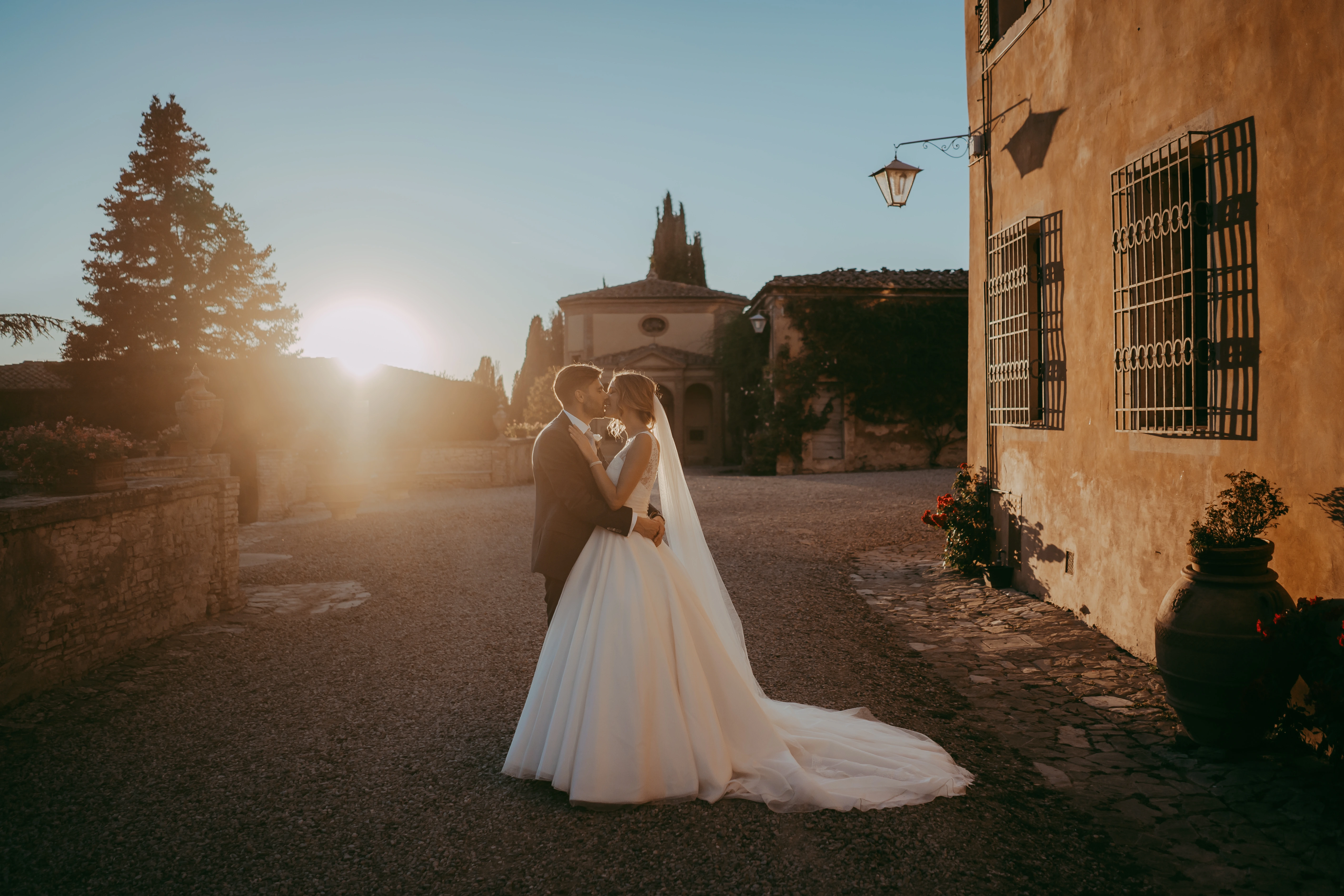 Matrimonio in Toscana bacio al tramonto
