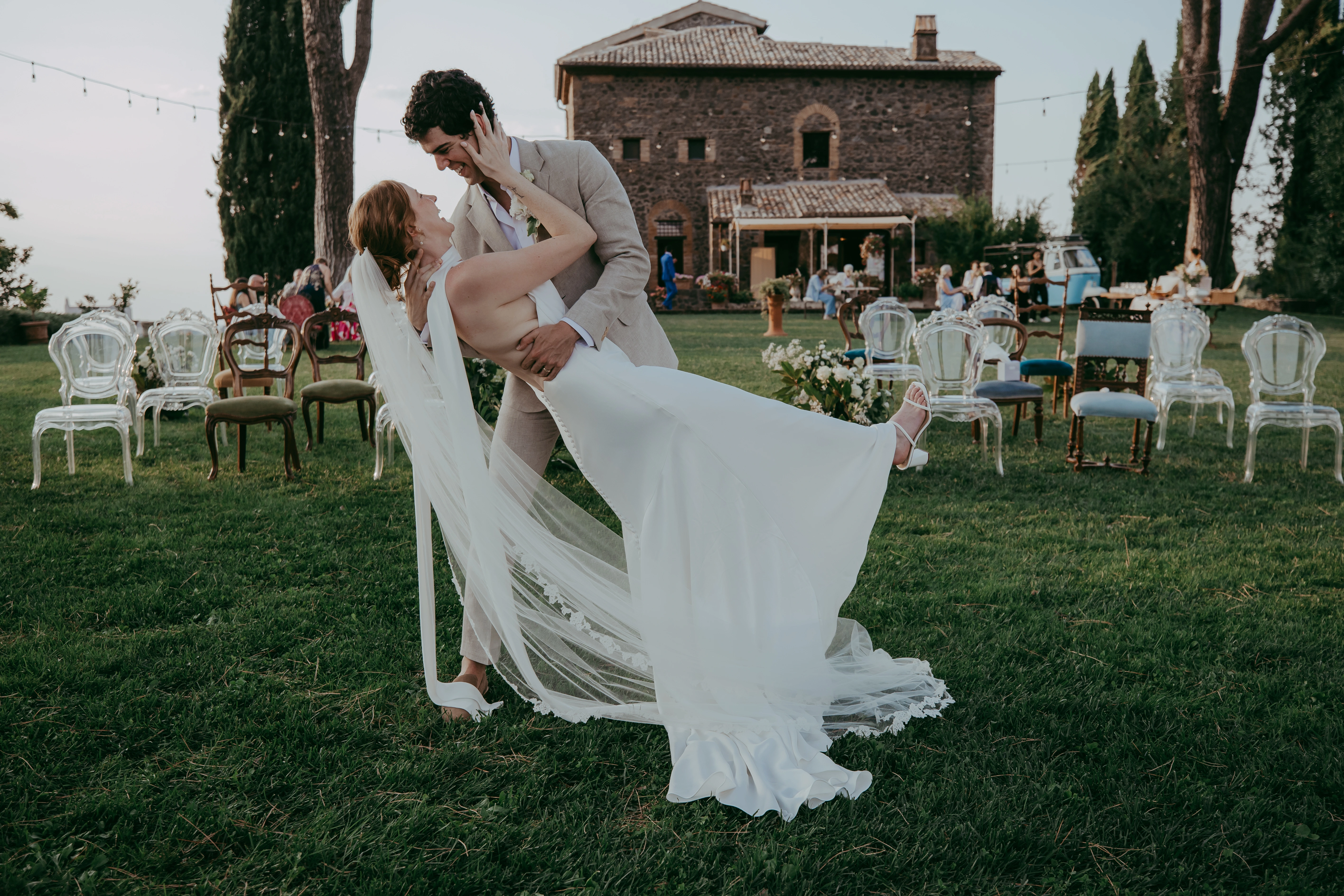 Matrimonio di lusso in Umbria sposi nel casale di pietra
