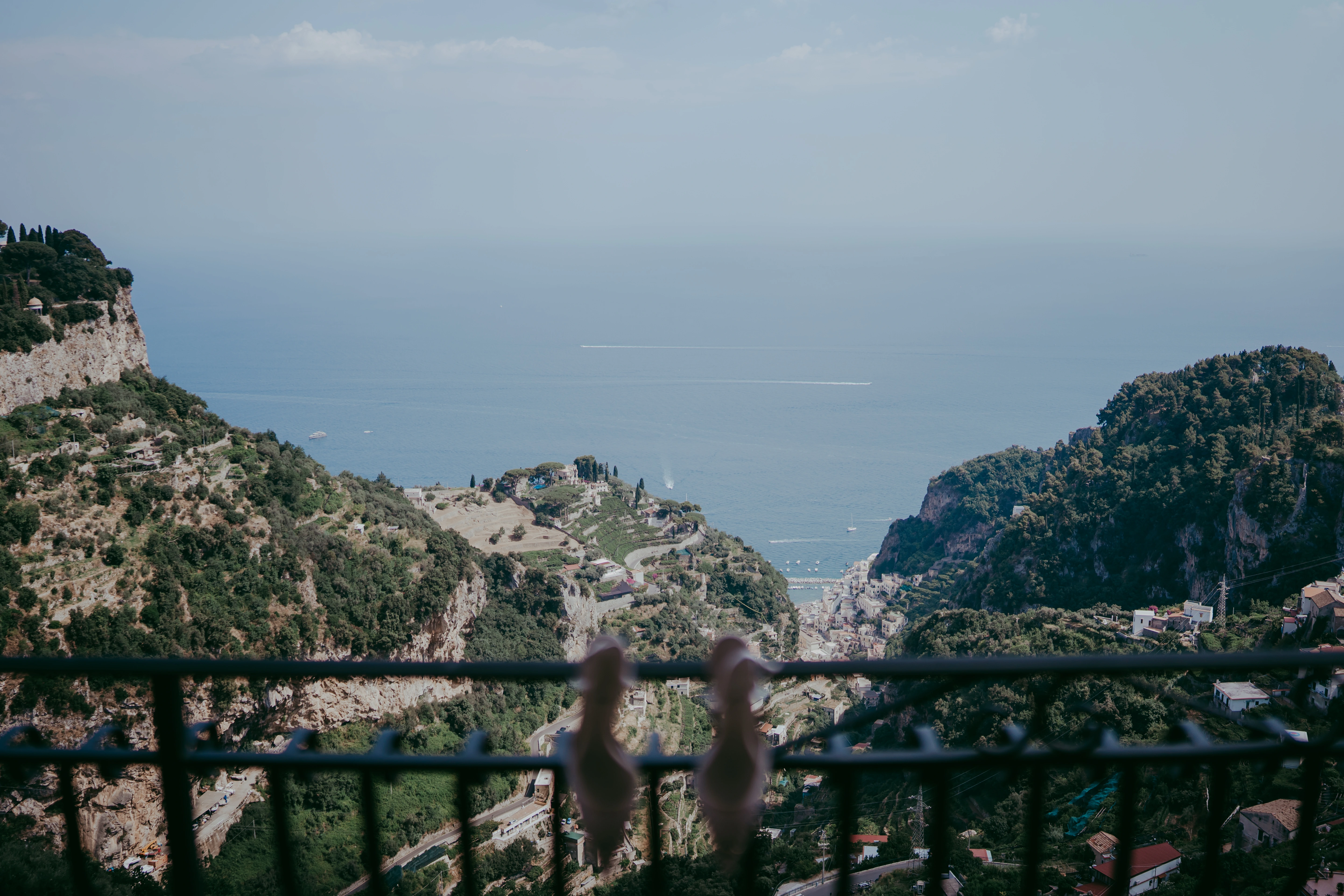 Sposi al tramonto in un vasto paesaggio italiano con luce dorata