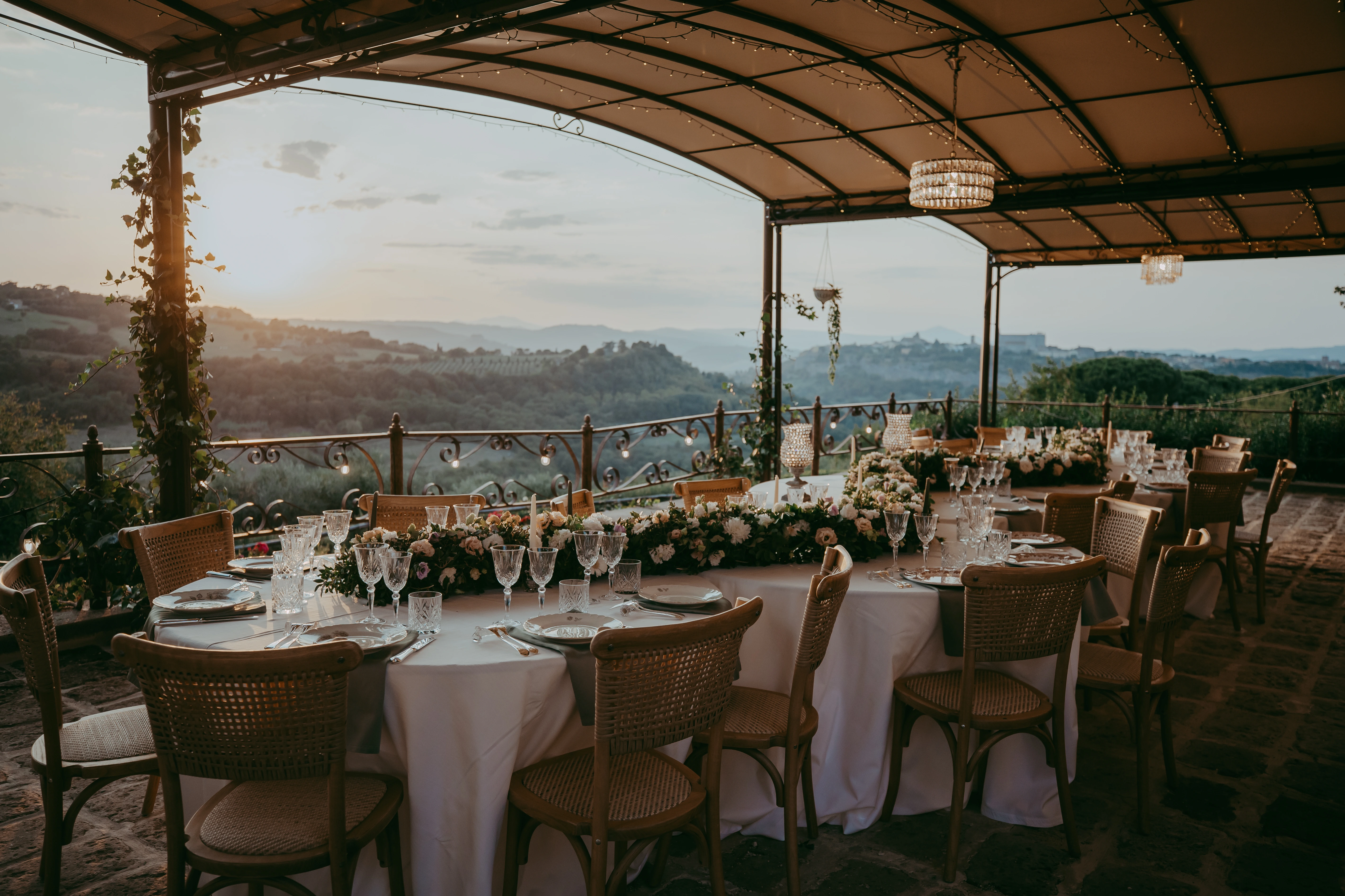 Dettaglio eleganza tavolo da ricevimento di lusso in Italia colline al tramonto
