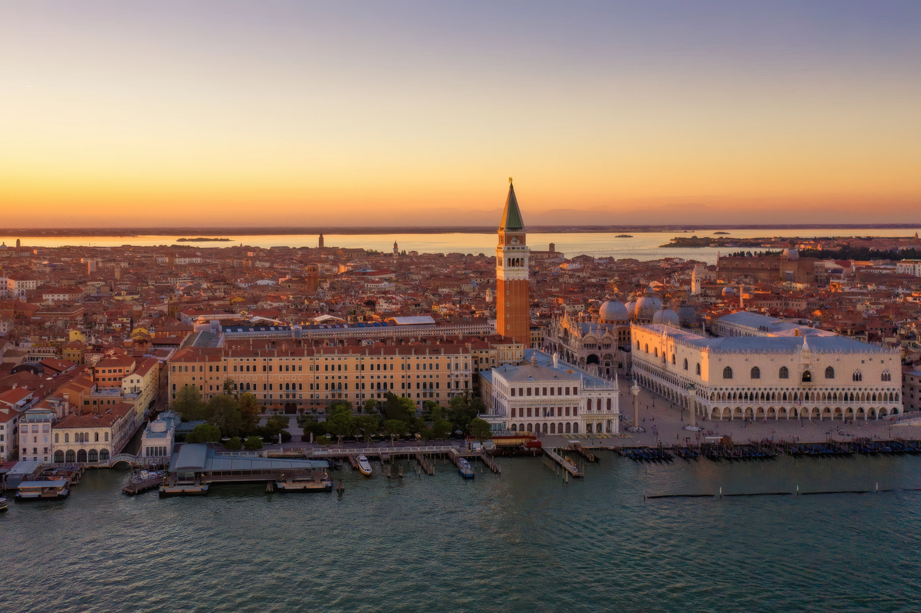 Venezia Canal Grande e Piazza San Marco vista aerea al tramonto