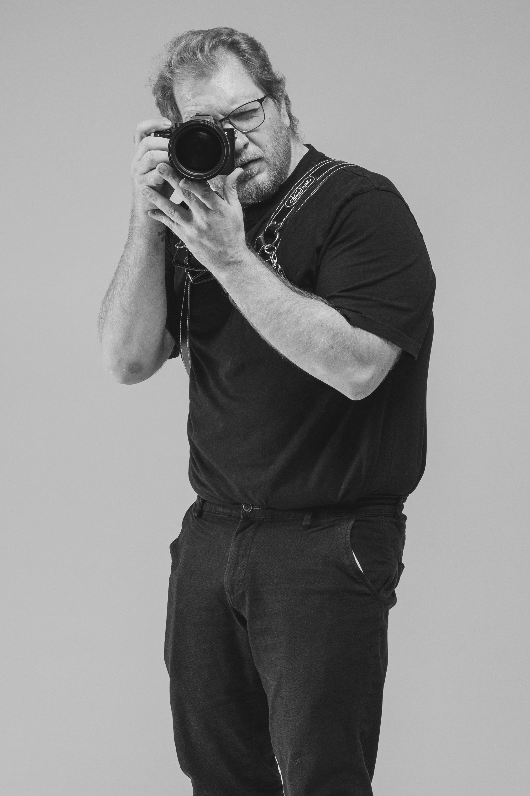 Il fotografo Andrea Mortini al lavoro durante un matrimonio