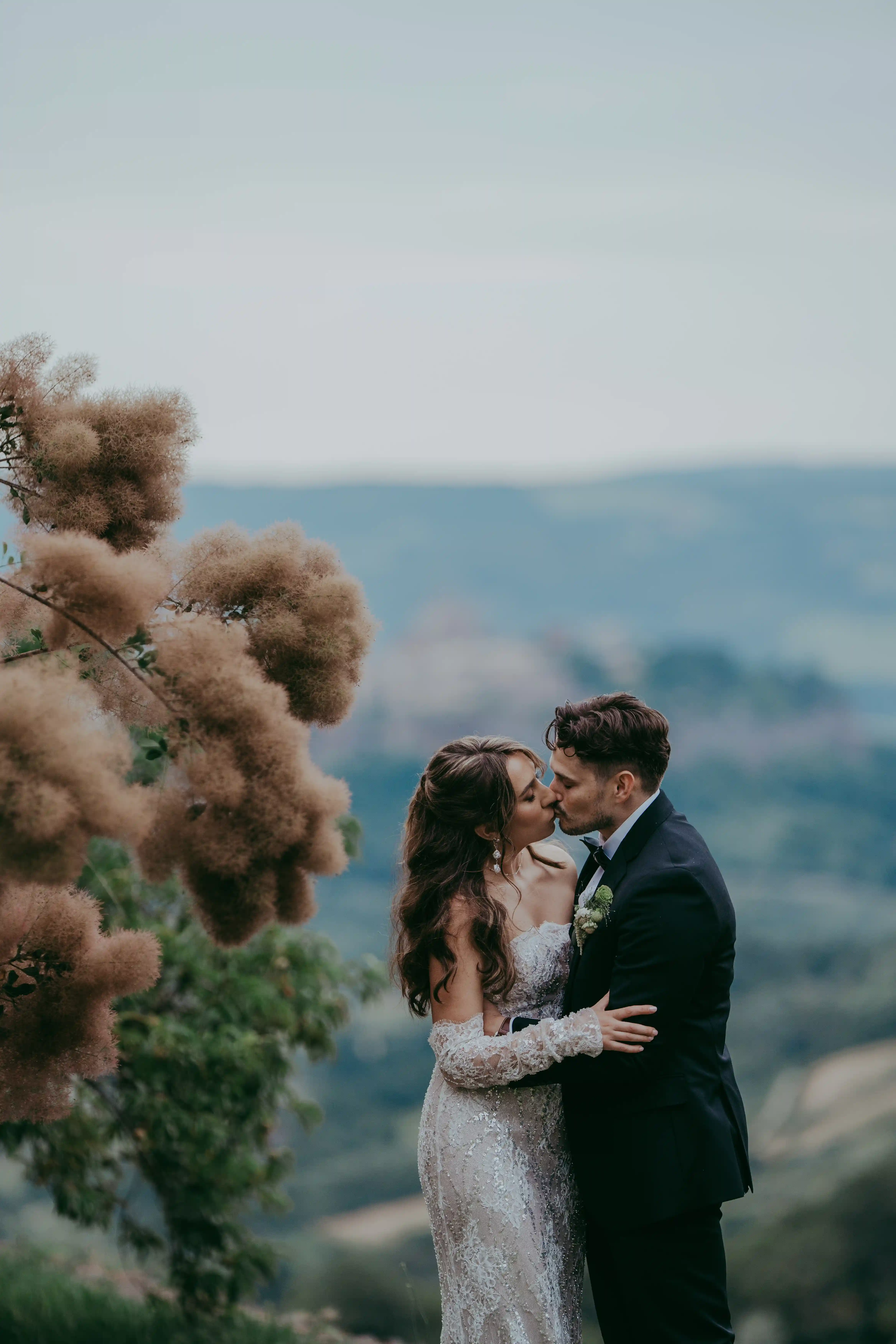 Spontaneous couple portraits in Umbria at sunset
