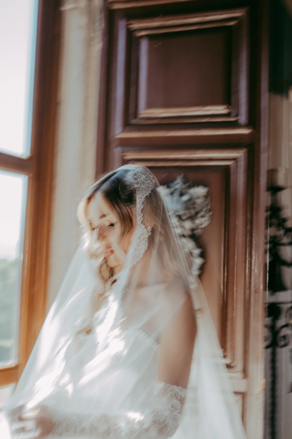 Sposa avvolta nel velo in un fotogramma mosso e onirico — fotografia di Andrea Mortini