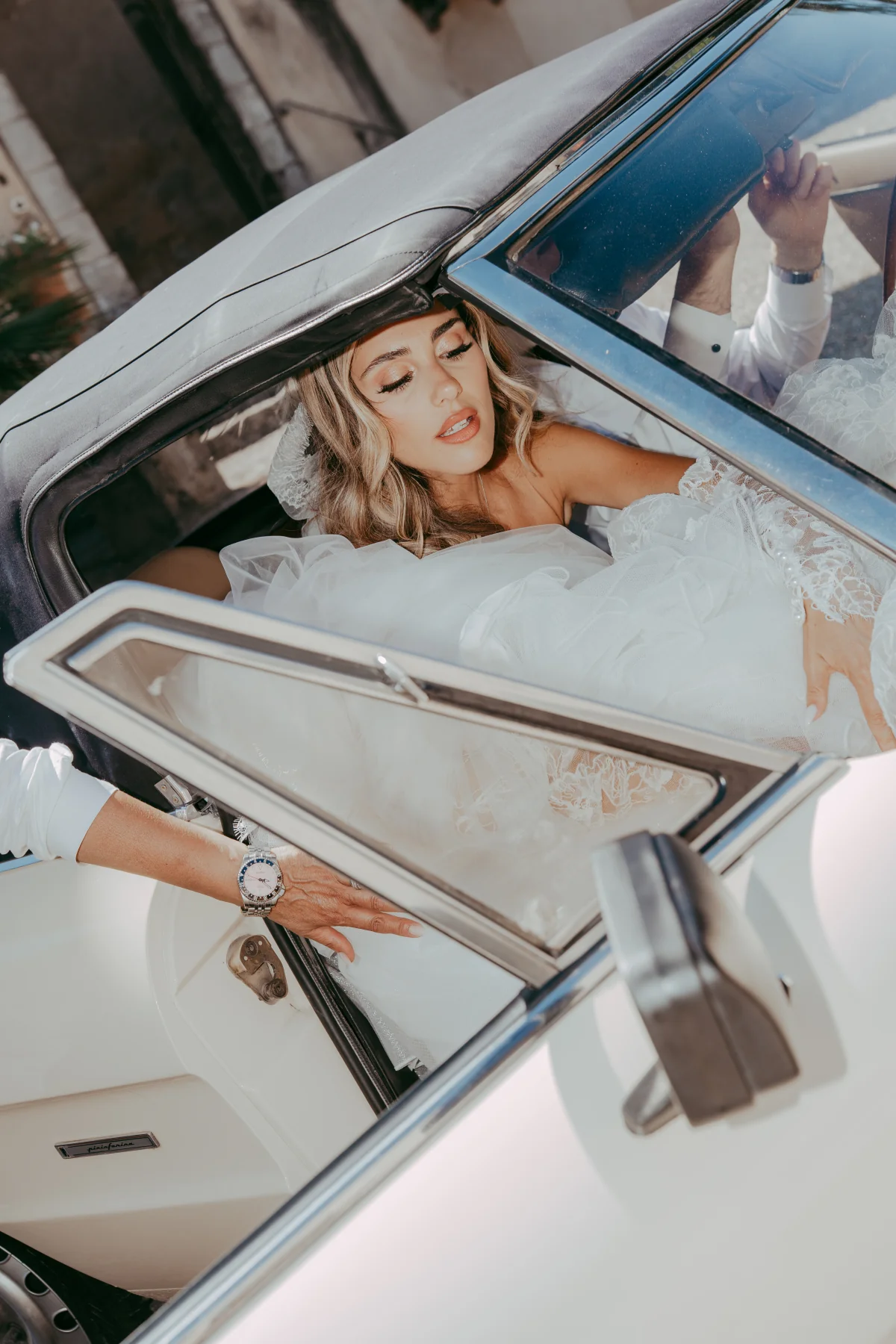 Sposa a bordo di un'auto d'epoca, ritratto editoriale — fotografia di Andrea Mortini