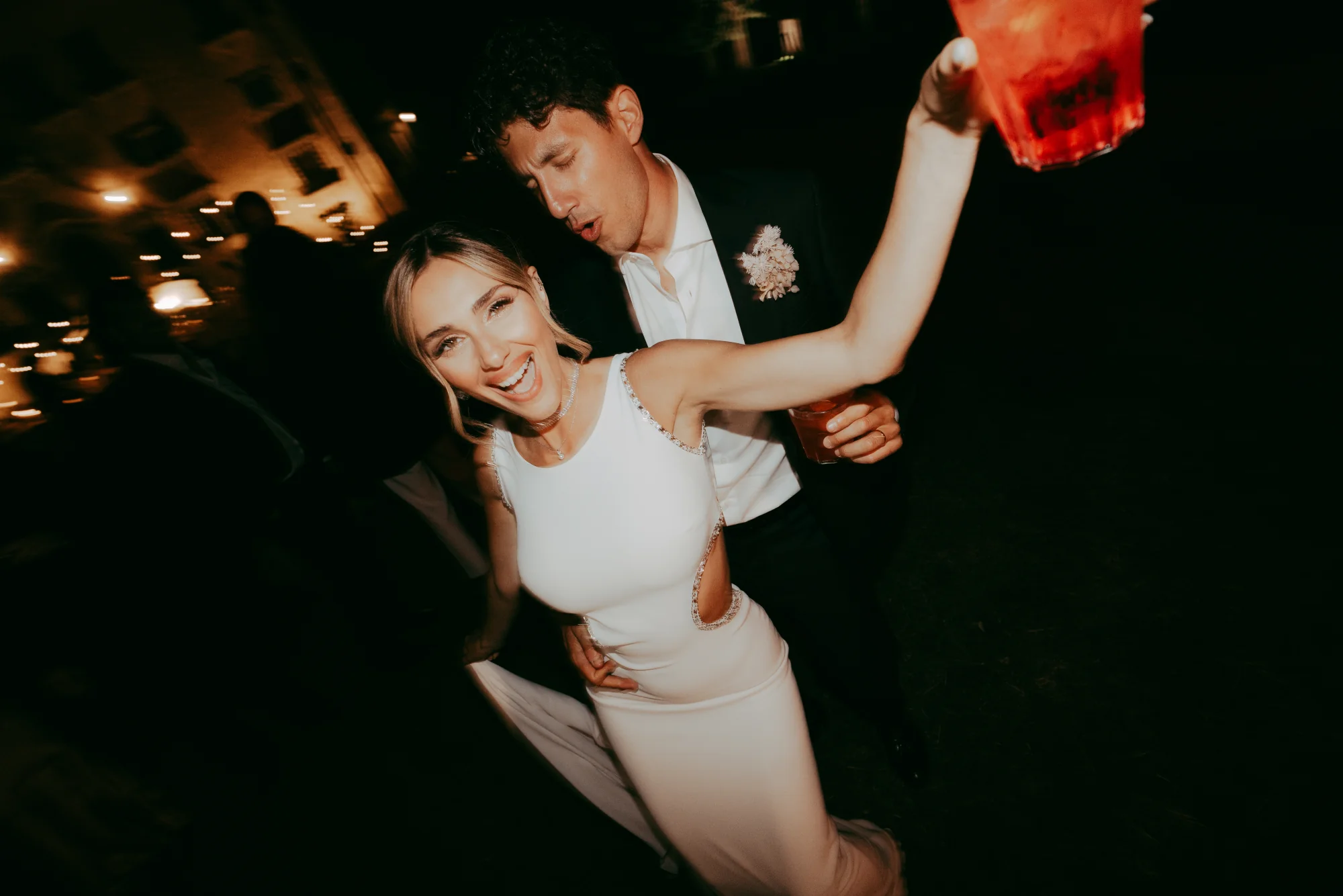 Sposi che ballano di notte illuminati dal flash — fotografia di Andrea Mortini